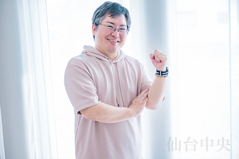 血液サラサラ薬を服用しながら受けた包茎手術が成功して喜ぶ男性