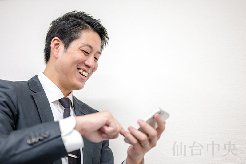 亀頭包皮癒着の治療に関しスマホで検索する男性