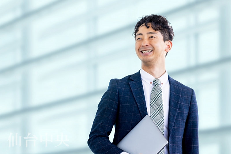 切らない包茎手術が上手く行って笑顔を見せる男性