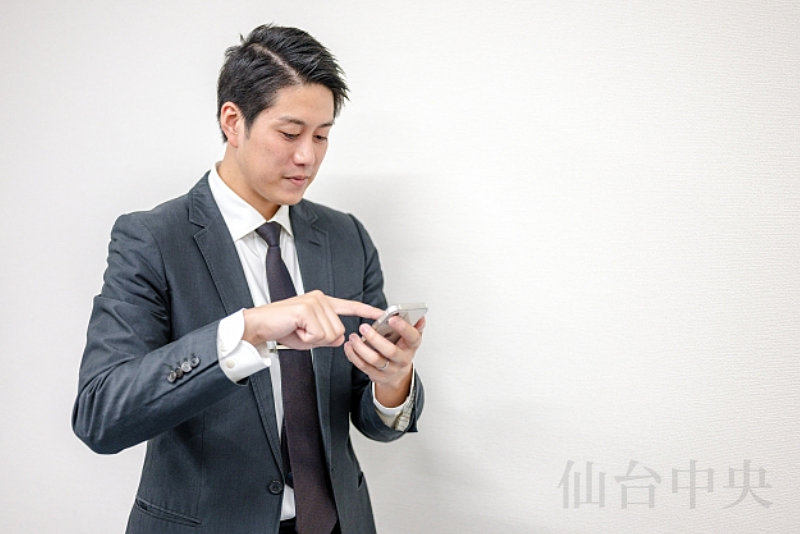絞扼のある包茎に対する手術をスマホで検索する男性
