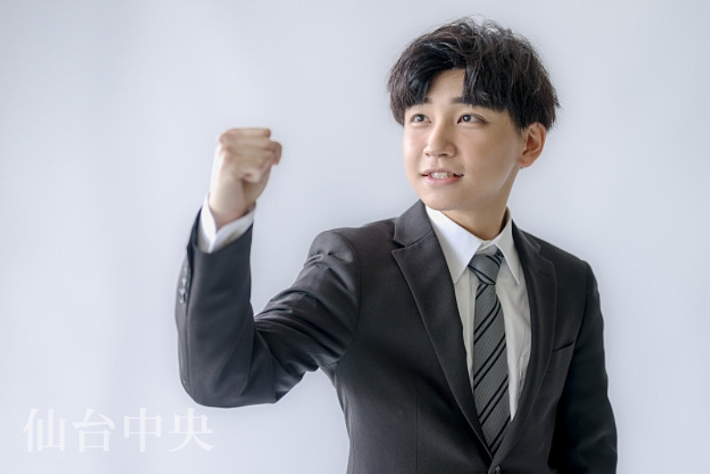 絞扼のある包茎に対する手術が成功してガッツポーズをする男性