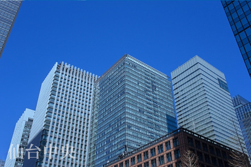 東京のオフィス街の高層ビル群