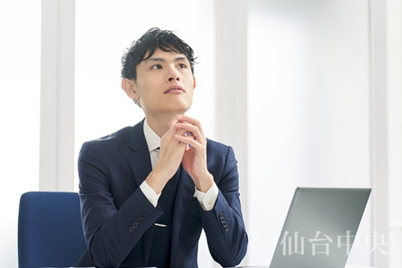 シリコンボール手術を受けるか否か悩む男性
